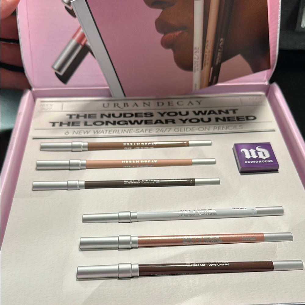Urban Decay Nudes Inside Eyeshadow Palette